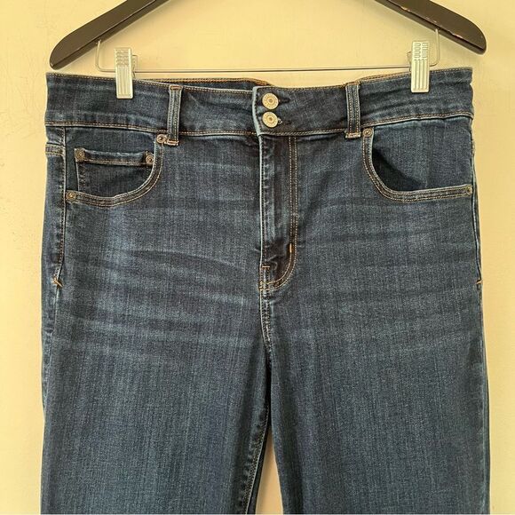 American Eagle Dark Wash Super Stretch Hi-Rise Artist Flare Denim Short Jeans - Picture 7 of 14